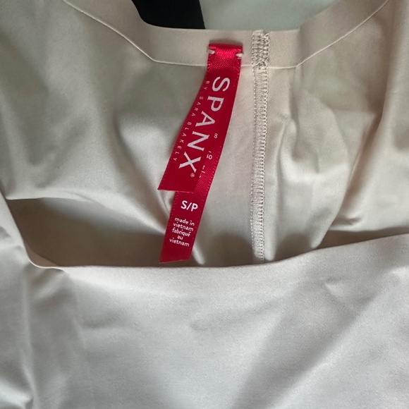 5 Intimates (Small & 34B):Spanx x 2 Hanro x 1 + BlackVelvet Cami & WhiteBraTop - Picture 2 of 9